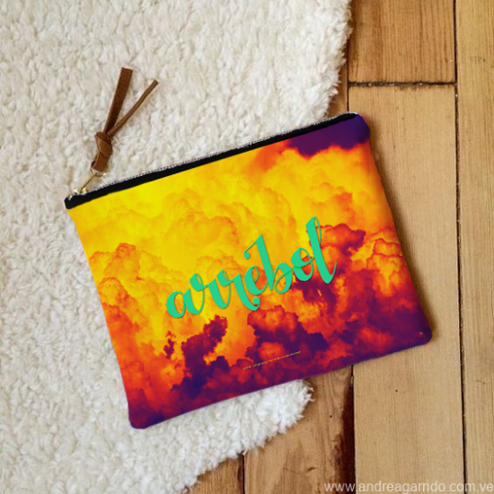 Arrebol lettering Andrea Garrido V pouch